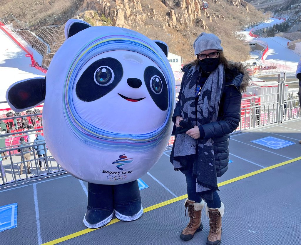 PavementPhil's tweet photo. ..boycott I know..but my sister is a 10.5 for cuteness even with the mascot (she wins) peak of concrete, artificial snow...#lookingadorable #mycurrentfeedofalmostliveactionamazeditsuncensored #workingnotskiing #OlympicGames https://t.co/i8bQLAlJaG