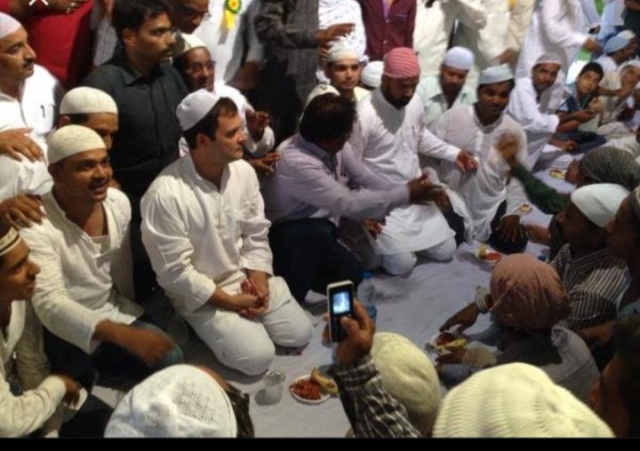 ThisisSurajS's tweet photo. @khanumarfa Look how secular this pic is 😌 https://t.co/E0LW0trzav