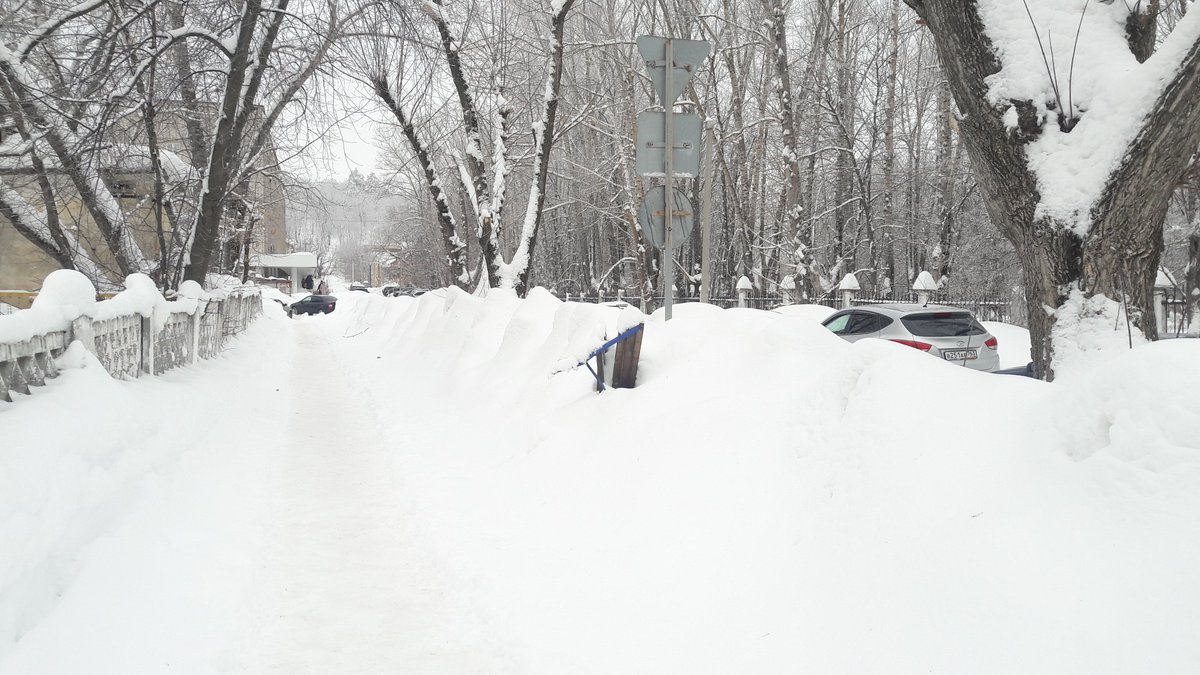 Каждую зиму "Благоустройство" ломает лавки, придорожные ограждения, вазоны..
<a href="/ZhigMobilePriem/">Мобильная приемная администрации г.о. Жигулевск</a> летом город украшаем, зимой разрушаем.