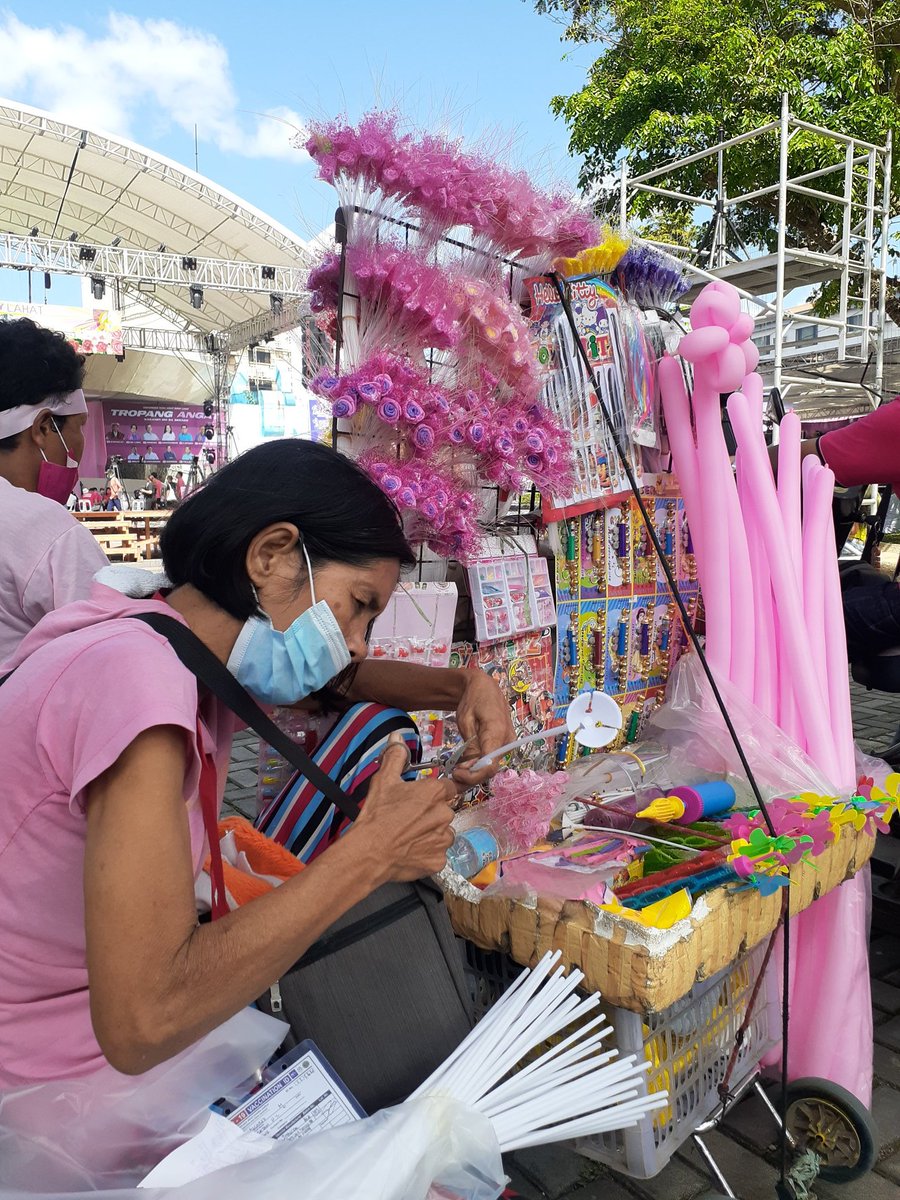 Rosario Neo, 57, brought pink balloons, flowers to sell at Plazas Rizal and Quezon Tuesday so people at the Leni-Kiko Proclamation Rally could have materials to show their support to Naga City native VP and presidential aspirant Robredo. @InqNational @InquirerSLB @inquirerdotnet