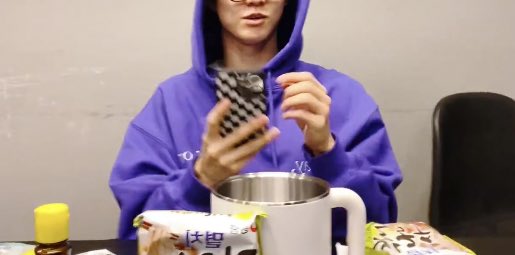 아 배고프다고 이제 가는 줄 알앗는데
멸치칼국수 먹방 하겠대