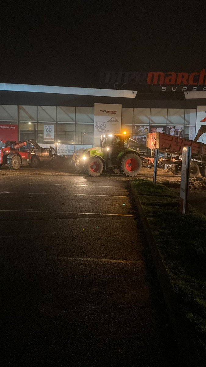 « On veut juste vivre de notre métier »
🛑Cette nuit les JA étaient une nouvelle fois mobilisés! Sulniac, Gd-Champ, Questembert, Serent, Elven 🚜
Les ETA ont rejoins les mobilisations pour soutenir les agris !🤝
‼️Même passion, même combat : une juste rémunération de notre métier