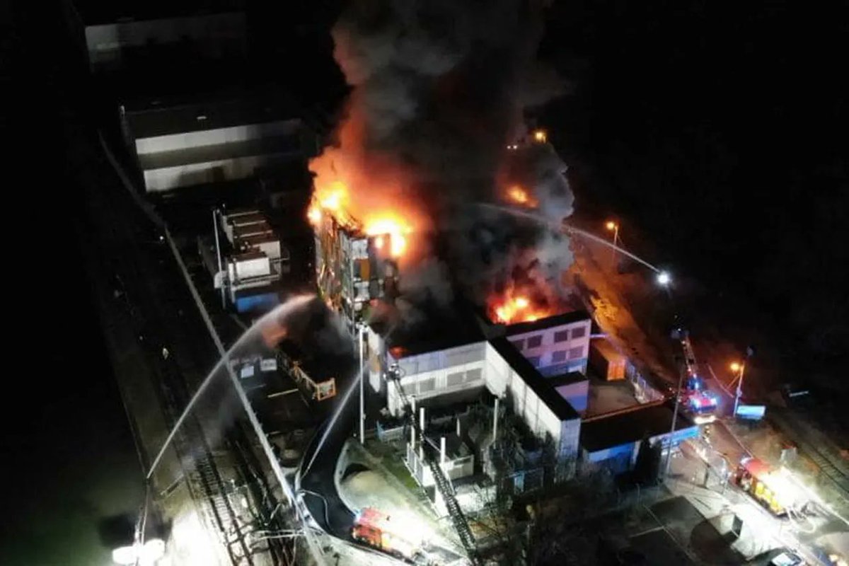 JDNebusiness's tweet photo. Récit : comment YoPlanning s'est sauvé des flammes d'OVH
https://t.co/KPRD5Oohch https://t.co/Z7dJtwECtE