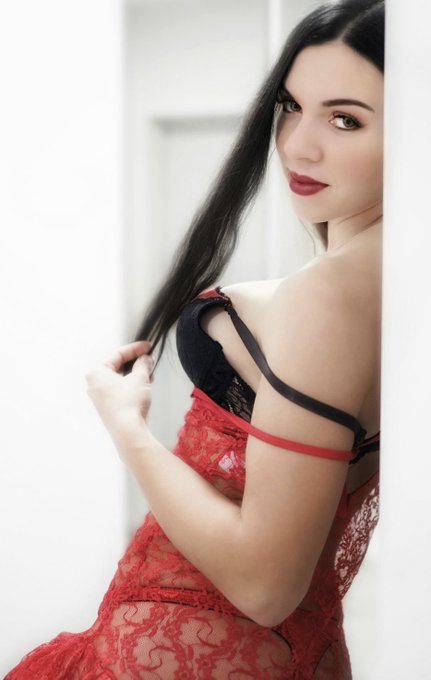 I&rsquo;m right behind the corner 💋 https://t.co/qfYdOIh0gQ<a href="/tag/newprofilepic"class="tags"><span>#newprofilepic</span></a>