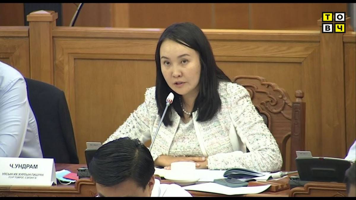 Энэ гишүүн мөн дамскны асуудлыг чухалчлан сэвээд сүйд майд. Нэг гараараа Хөгжлийн банкнаас тэрбум тэрбум иенээр нь ард түмний хармааг ухаад, нөгөө гараараа 100 иенээр дамск авч өгнө гэнээ.