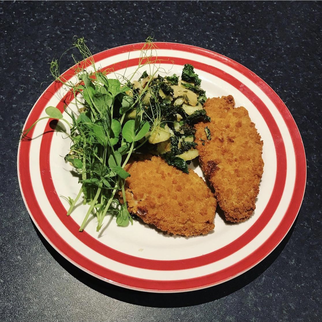 SowFreshUK's tweet photo. @FoodYearRound Day 8 #Feb4FabFood -> Haddock, posh chips with aaall the fresh n crunchy pea shoots. Midweek winner. 
#fishandchips #peashoots https://t.co/qtiFXNm7SH