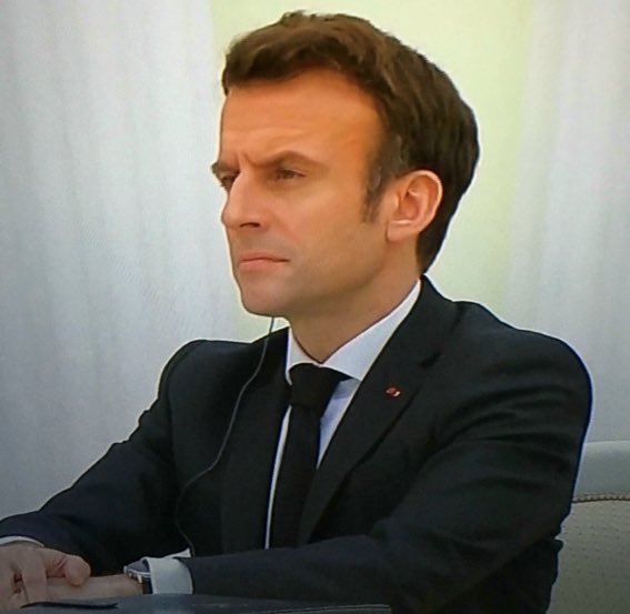 pamp69's tweet image. J’ai vu quelques minutes hier #Macronpoutine. Quelle honte pour la nation et quel contraste entre la force tranquille traditionnelle face au progressisme moderne, gesticulant, se touchant le pif tout le temps, un VRP OSS117 de pacotille auquel la photo rend bien hommage: