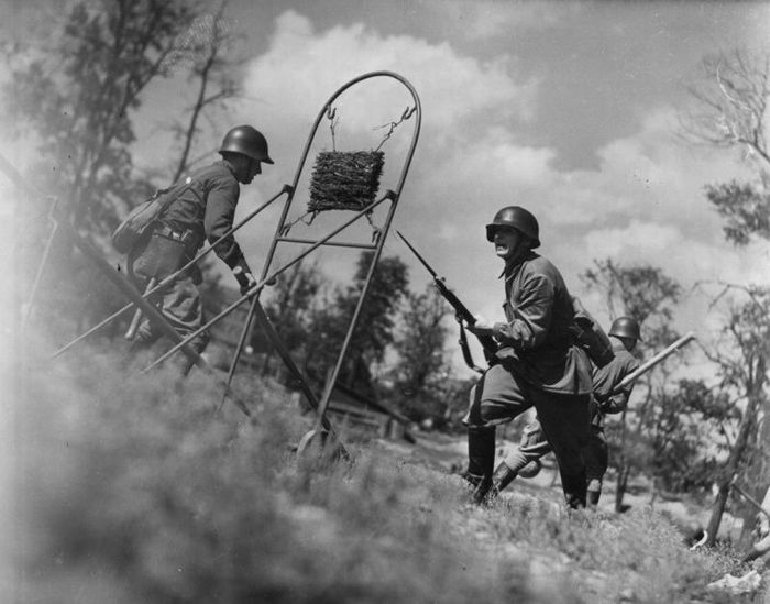 war_only's tweet image. "На днях у нас вышел спор относительно того, почему у винтовки штык идет не параллельно оси канала ствола, почему и для чего он уклоняется вправо?".

А действительно для чего это нужно? Разбираемся с редакцией газеты "Красная звезда"...

war-only.com/eto-chtoby-kol…