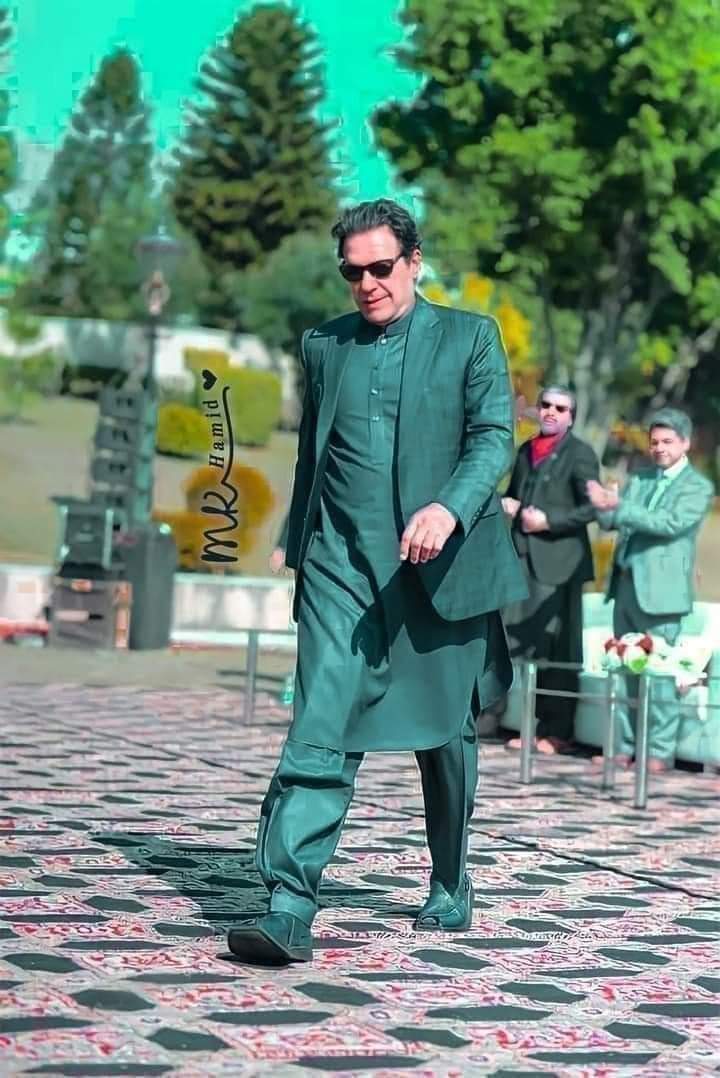 Munirkhattak's tweet photo. رانجھا رانجھا کرتے آپے رانجھا ہو گئ
یہ تو وزیر اعظم صاحب کو ہی مزار بنادیا
@BBhuttoZardari @MediaCellPPP @PTIofficial https://t.co/dcbrpMznLb