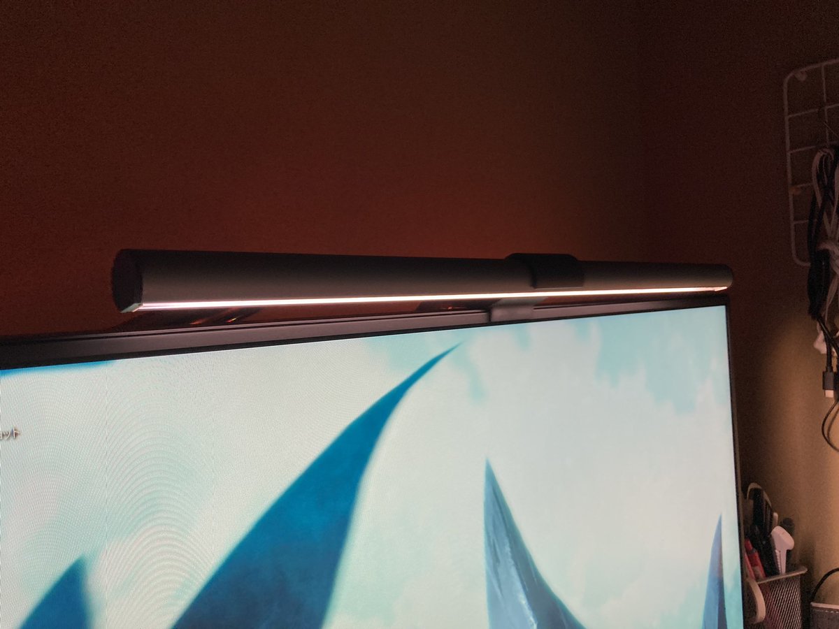 SENA_8313's tweet photo. BenQのスクリーンバー買っちゃった🔦
これ本当に映り込みなくて目が楽ぅ!ちょっと高かったけど自動調光も助かるぅ😂
(勉強用のライトはモニター後ろに隠してあるよ)
#スクリーンバー
#BenQ
#screenbarplus https://t.co/rq8qABs1GO
