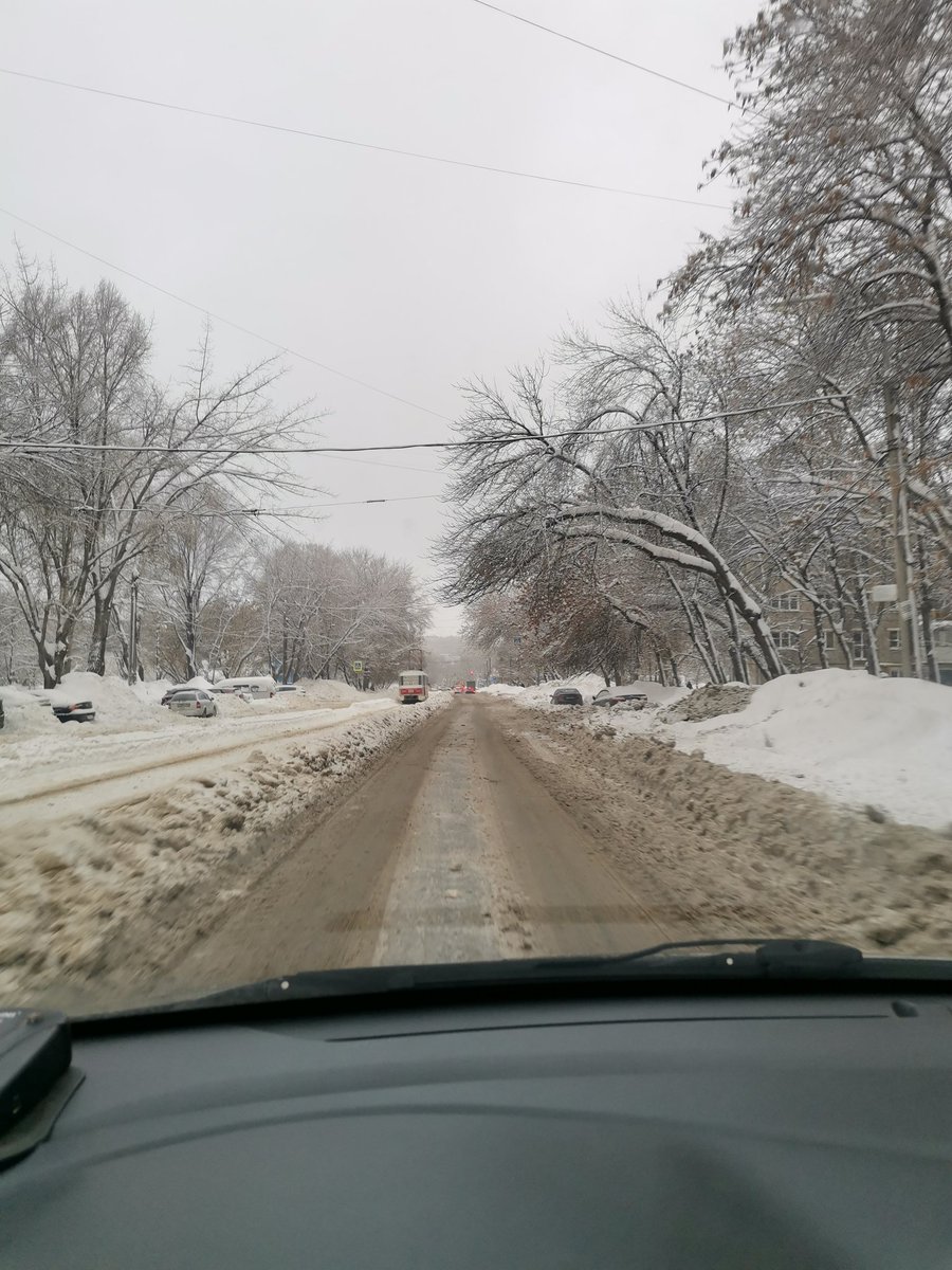 mod_nas_'s tweet photo. Улицы превратились в одну полосу. При поворотах не видно другие машины. И пешеходные дорожки по этим улицам, также как и крыши домов не чищены. Про нас просто забыли https://t.co/mIu5zYn7i8
