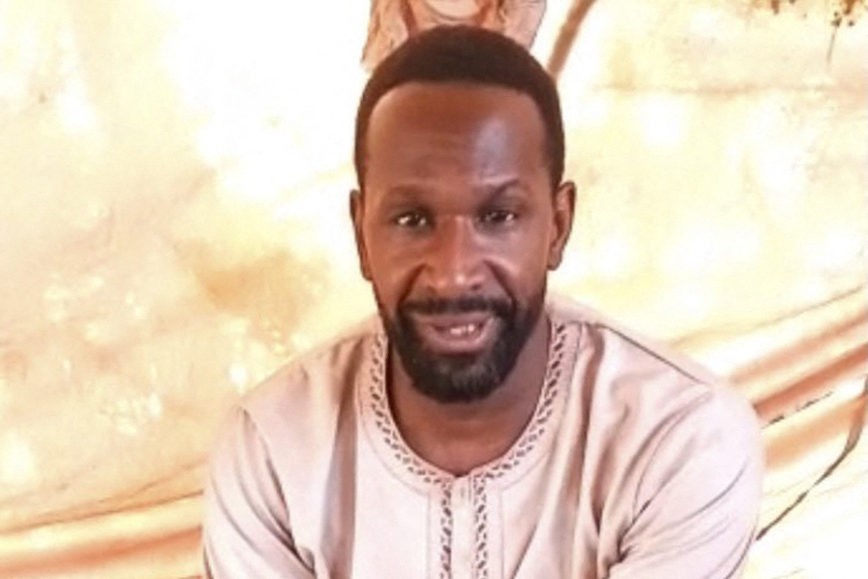 Tous les 8 de chaque mois, son nom revient dans l'actualité : le journaliste Olivier Dubois, enlevé il y a dix mois au Mali. Ses proches font tout pour qu'il ne tombe pas dans l'oubli, dans le journal de #8h @Lesmatinsfcult @FreeOlivierDub1 bit.ly/3owZDPL