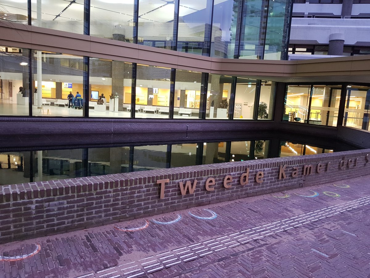 ZwerfvuilH's tweet photo. Nederland ligt bezaaid met peuken, dus ook bij de ingang van de Tweede Kamer @PartijvdDieren. @VVD , wie ruimt het op? https://t.co/isPoCjk9VQ