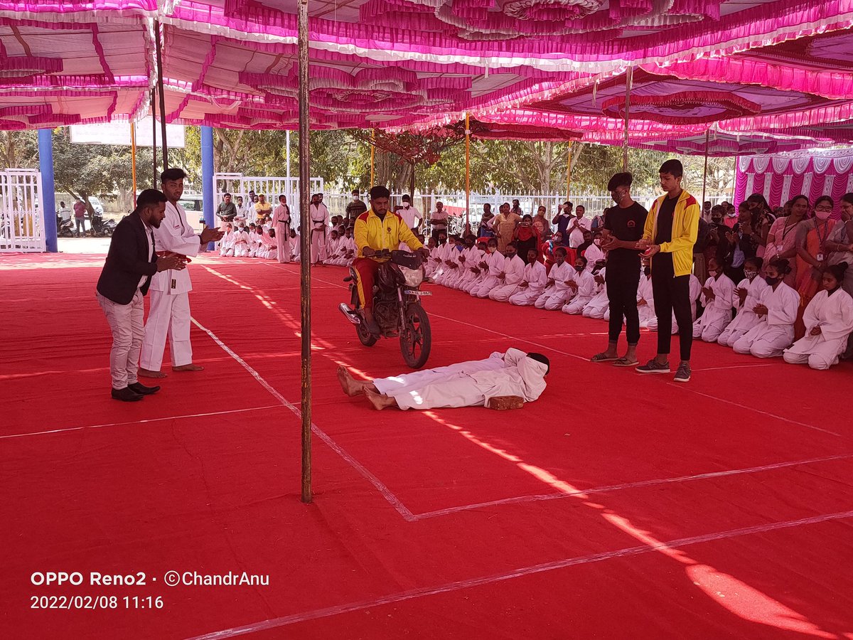 BCWDHASSAN's tweet photo. ಹಾಸನ ಜಿಲ್ಲೆಯ ಜಿಲ್ಲಾಡಳಿತ, ಜಿ ಪಂ, ಹಿಂ ವ ಕ ಇ, ಸ ಕ ಇ ಹಾಗೂ ಕ ವ ಶಿ ಸಂ ಸಂಘದ ಸಂಯುಕ್ತಾಶ್ರಯದಲ್ಲಿ ಈ ದಿನ ಬೆಳಗ್ಗೆ  10.00 ಗಂಟೆಗೆ ಹಾಸನ ಜಿಲ್ಲೆಯ ಮಾನ್ಯ ಮುಖ್ಯ ಕಾರ್ಯನಿರ್ವಾಹಕ ಅಧಿಕಾರಿಗಳ ಅಧ್ಯಕ್ಷತೆಯಲ್ಲಿ   ಓಬವ್ವ ಆತ್ಮ ರಕ್ಷಣಾ ಕಲೆ ಕೌಶಲ್ಯಗಳ ತರಬೇತಿ ಕಾರ್ಯಕ್ರಮದ ಉದ್ಘಾಟನಾ ಕಾರ್ಯಕ್ರಮವನ್ನು ನೆರವೇರಿಸಲಾಯಿತು. https://t.co/I9mtzYwlvA