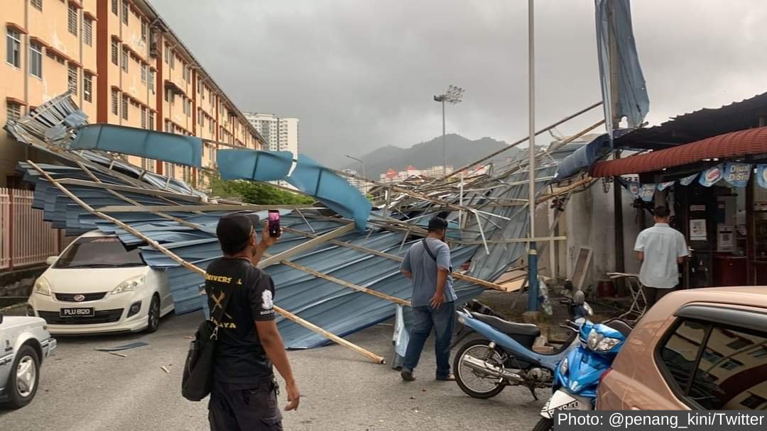 NewsBFM's tweet photo. Several areas in Penang were hit by a freak storm this evening, with strong winds ripping off roofs and uprooting trees.

The strong winds, which began around 5pm, also caused motorists along the Penang Bridge to slow their vehicles

No casualties have been reported so far. https://t.co/p2JyAVZOK7