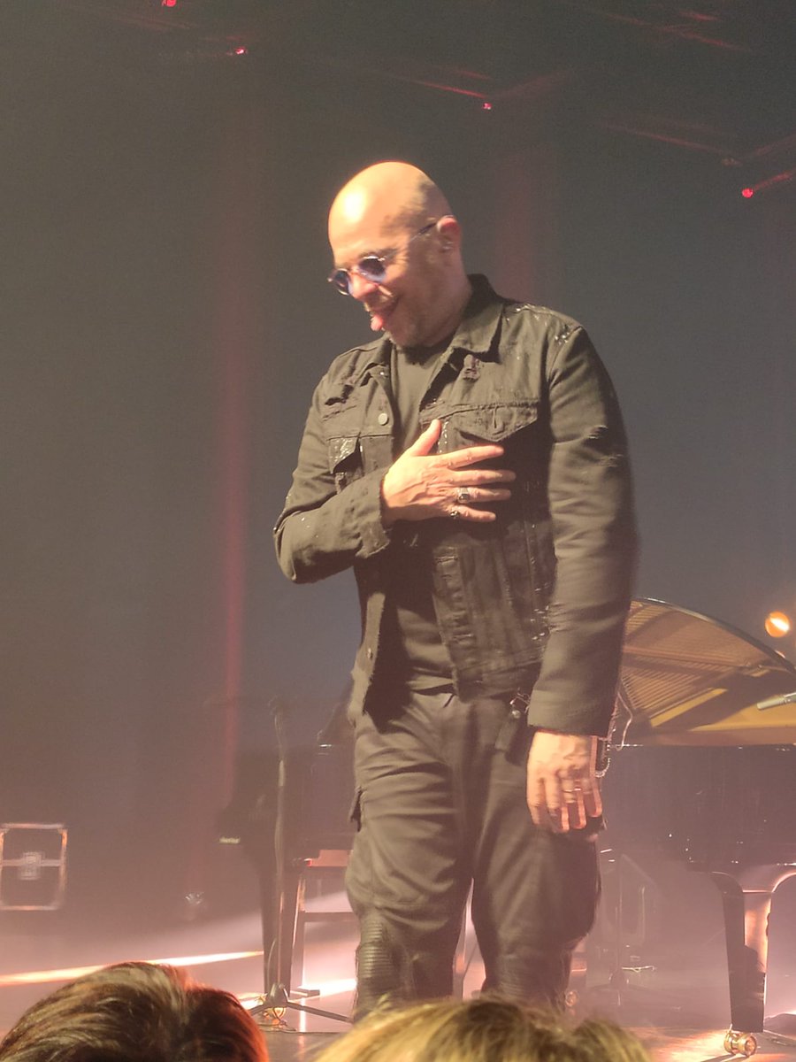 Lorene_1997's tweet photo. Hier soir au showcase de Pascal Obispo a Toulouse  ♥️♥️😍  @LeBascala @ObispoPascal @100pour100radio https://t.co/YuGUoYVjPP