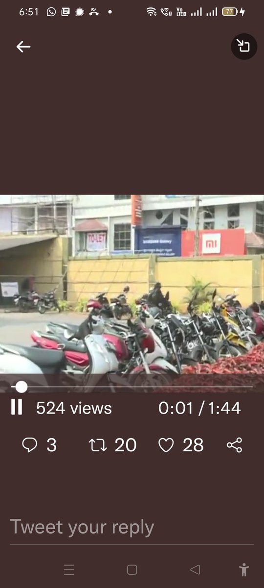 sayedazahra00's tweet photo. #Hijabi girl came in Activa to college . Parked her vehicle. And walked daringly towards her class amidts on #Saffaron agitators and replied #AllahuAkbar when they frightend her saying #JaiShriRam.
#HijabIsOurPride
https://t.co/kKmKCmWx0I