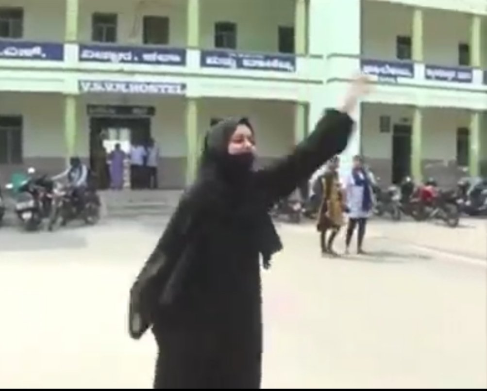 sayedazahra00's tweet photo. #Hijabi girl came in Activa to college . Parked her vehicle. And walked daringly towards her class amidts on #Saffaron agitators and replied #AllahuAkbar when they frightend her saying #JaiShriRam.
#HijabIsOurPride
https://t.co/kKmKCmWx0I