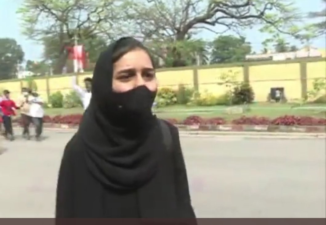 sayedazahra00's tweet photo. #Hijabi girl came in Activa to college . Parked her vehicle. And walked daringly towards her class amidts on #Saffaron agitators and replied #AllahuAkbar when they frightend her saying #JaiShriRam.
#HijabIsOurPride
https://t.co/kKmKCmWx0I