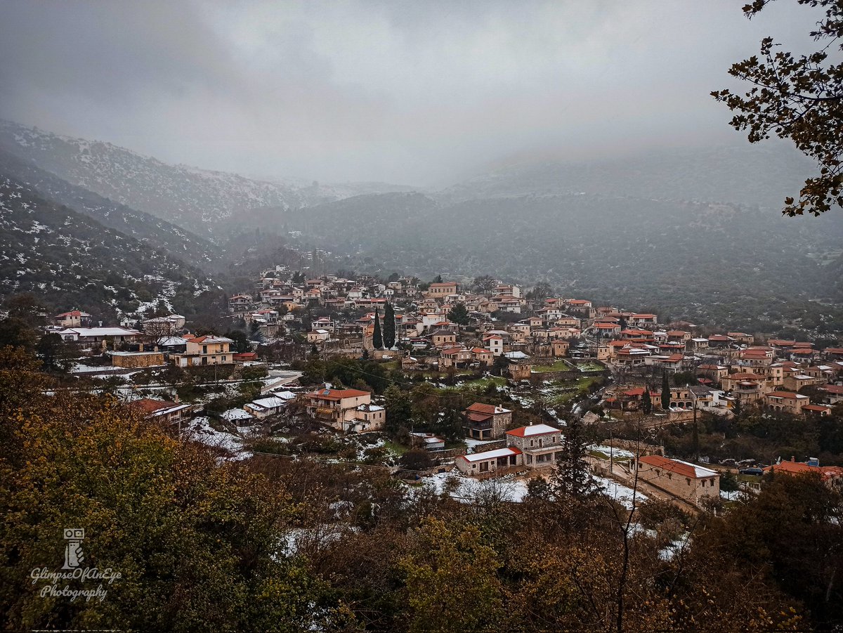 Stephanos7's tweet photo. This is the kind of place I want to be in when it's snowing... https://t.co/wlGvDLVBk0