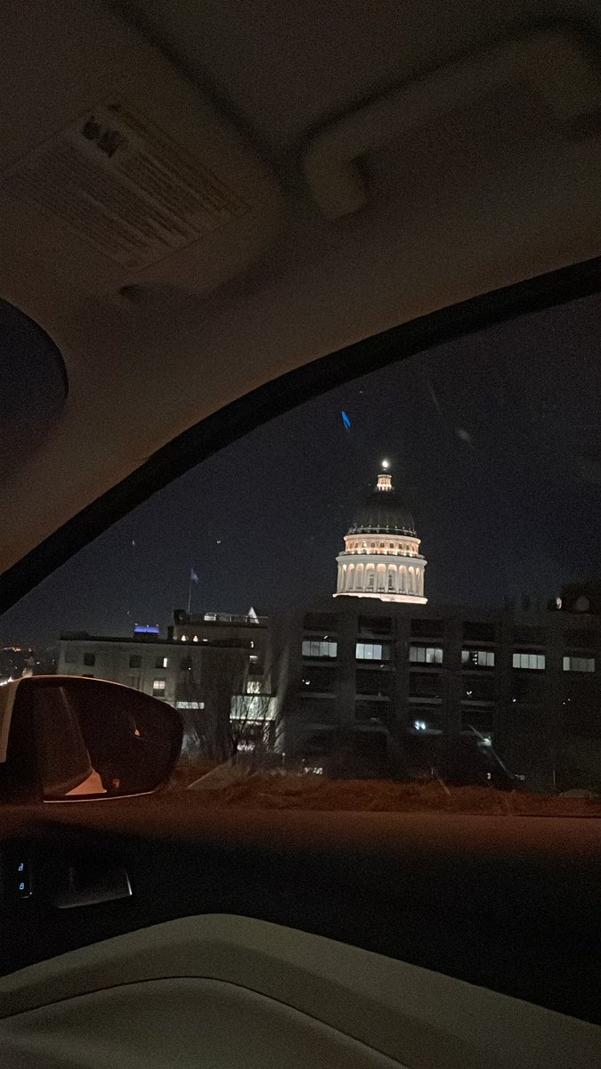 BookerShow1999's tweet photo. Since I didn’t wake up in time to workout before work perhaps a brisk cold walk around the capitol would suffice. #liveshotspots #AMNewsers #morningreporters #ABC4GMU https://t.co/MAGCu8dIwD
