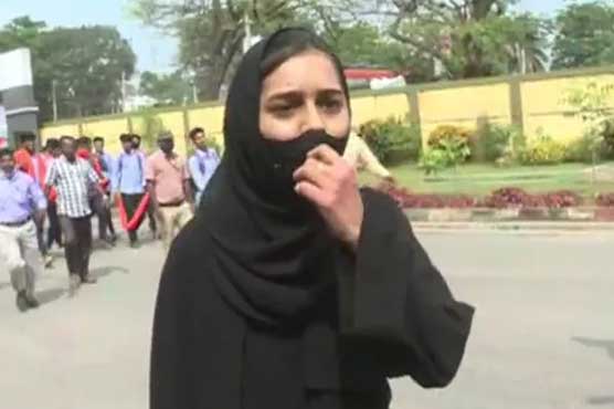 DunyaNews's tweet photo. حجاب تنازع، بھارتی مسلم طالبہ نے غنڈوں کے سامنے 'اللہ اکبر' کا نعرہ لگا دیا https://t.co/fmzAPfILkV https://t.co/v17wh5DVuj