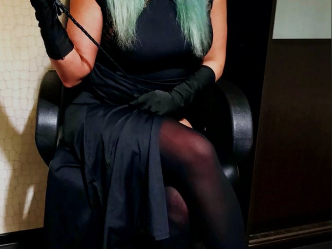 I'm online right now on SkyPrivate - pay-per-minute system for Skype live shows. Call me right now in