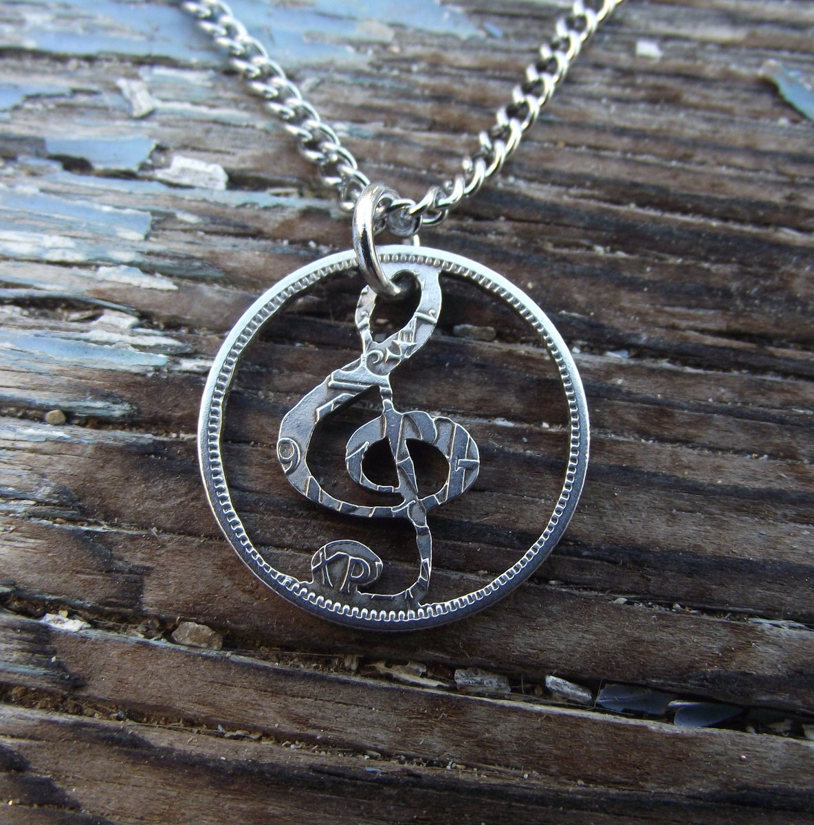 ArtyAitch's tweet photo. Really love this, from the Etsy shop TheVagrantArtist. https://t.co/lIrYChcrsN #etsy #musicalnote #musicnecklace #musiclovergift #luckysixpence #musicalcharm #silversixpence #musicianpresent #guitaristgift #musicjewellery https://t.co/hdHupBL4ot