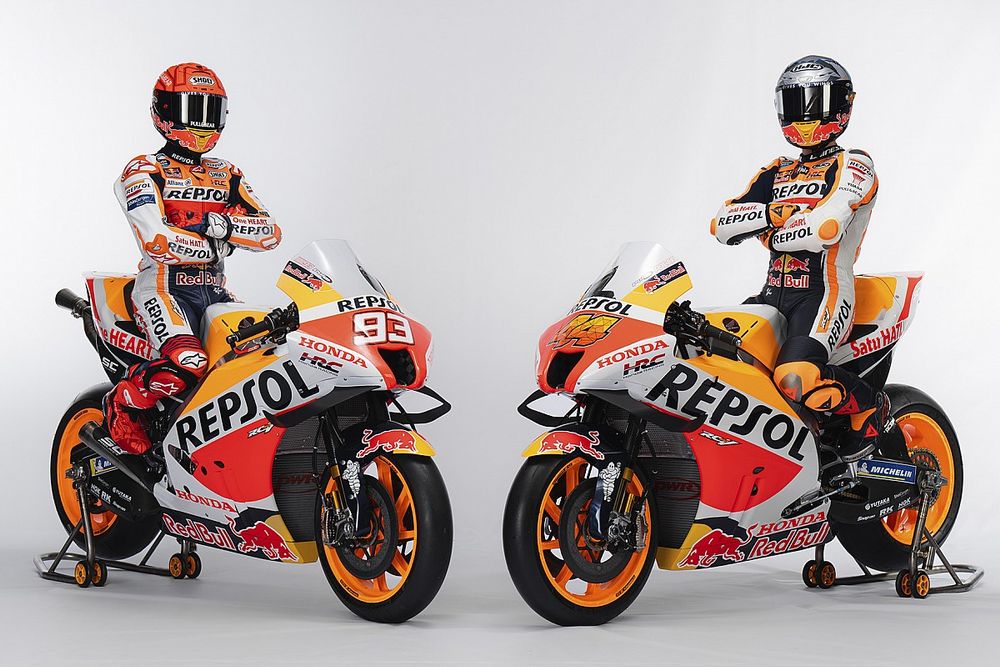 TheHardCompound's tweet photo. A new chassis &amp; new aerodynamics, and a familiar look for the @HRC_MotoGP team's new Honda RC213V of @marcmarquez93 &amp; @polespargaro.

Smart as always, can the iconic liveried machine regain the @MotoGP title?

We shall see...

#Honda #Repsol #Marquez #MotoGP https://t.co/xKfx1zzq3e