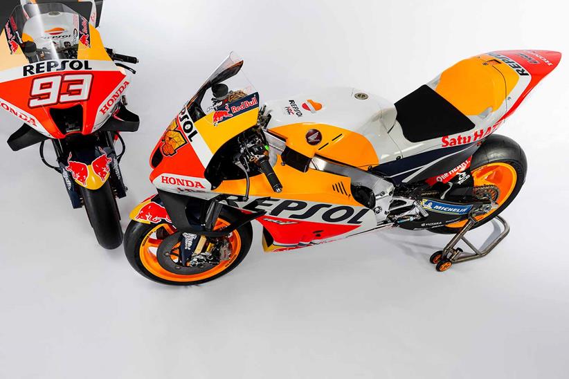 TheHardCompound's tweet photo. A new chassis &amp; new aerodynamics, and a familiar look for the @HRC_MotoGP team's new Honda RC213V of @marcmarquez93 &amp; @polespargaro.

Smart as always, can the iconic liveried machine regain the @MotoGP title?

We shall see...

#Honda #Repsol #Marquez #MotoGP https://t.co/xKfx1zzq3e