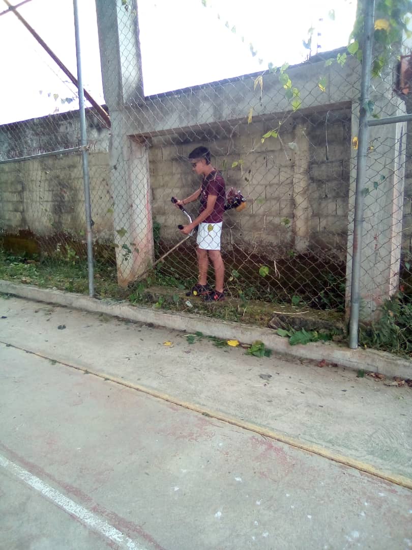 Uesimonr28's tweet photo. #Articulo13 
Los estudiantes inician el cumplimiento del servicio comunitario con la pintada y limpieza de las áreas verdes en los alrededores de la #Cancha de la comunidad los potreros, con el acompañamiento de los Docentes Luis Carrasquero y Francisco Viloria. Felicitaciones https://t.co/7kimBaek5u