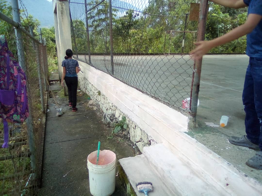 Uesimonr28's tweet photo. #Articulo13 
Los estudiantes inician el cumplimiento del servicio comunitario con la pintada y limpieza de las áreas verdes en los alrededores de la #Cancha de la comunidad los potreros, con el acompañamiento de los Docentes Luis Carrasquero y Francisco Viloria. Felicitaciones https://t.co/7kimBaek5u
