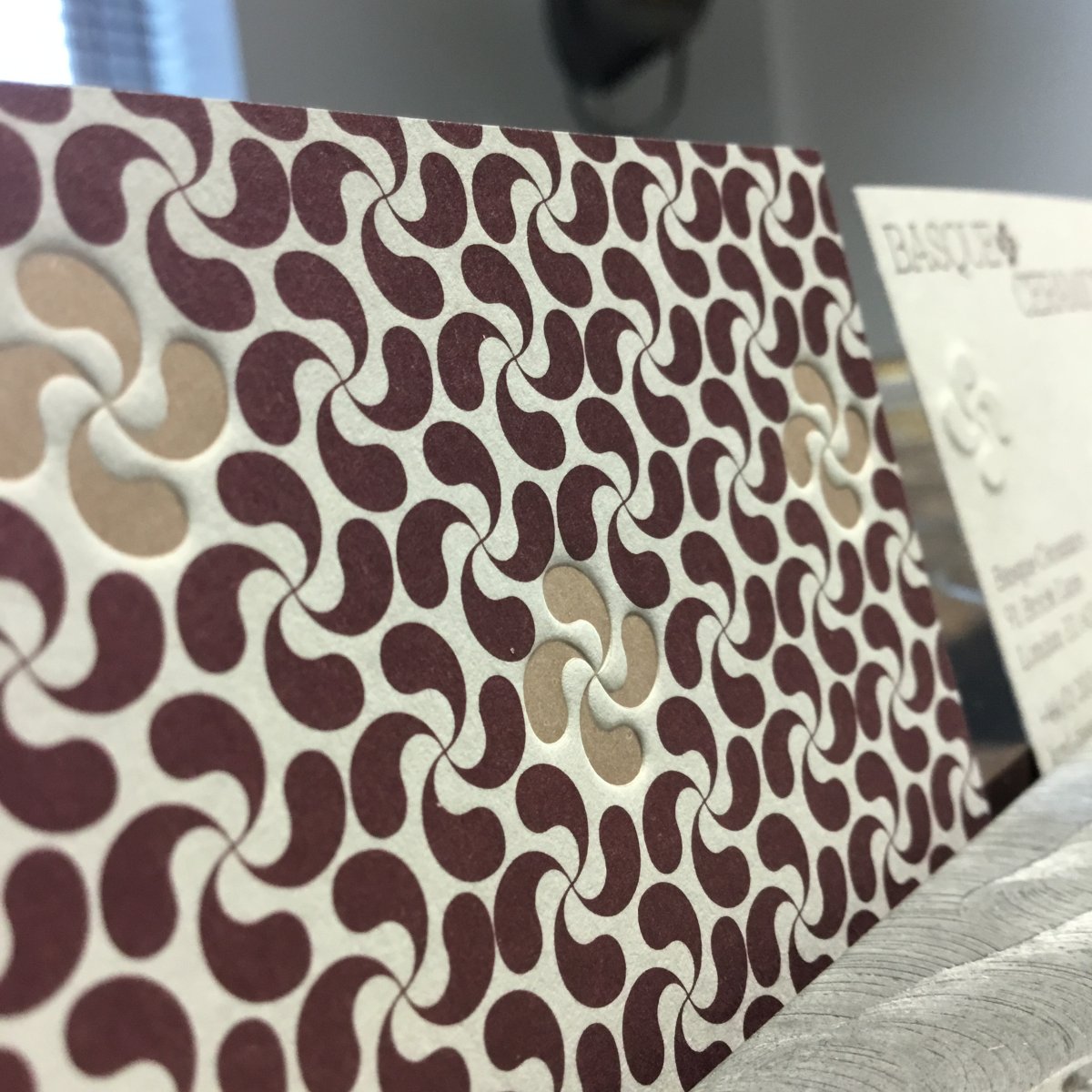 Dayfold's tweet image. #dayfoldbusinesscards
Basque Ceramics wanted their logo both sides so we used a 270gsm stock and max pressure when debossing
Print: 4 colour digital
Paper: Colorplan Mist
Finish: Blind deboss
#creativepaper #deboss #colorplan #digitalprint #dayfold #propergood
@GFSmithpapers