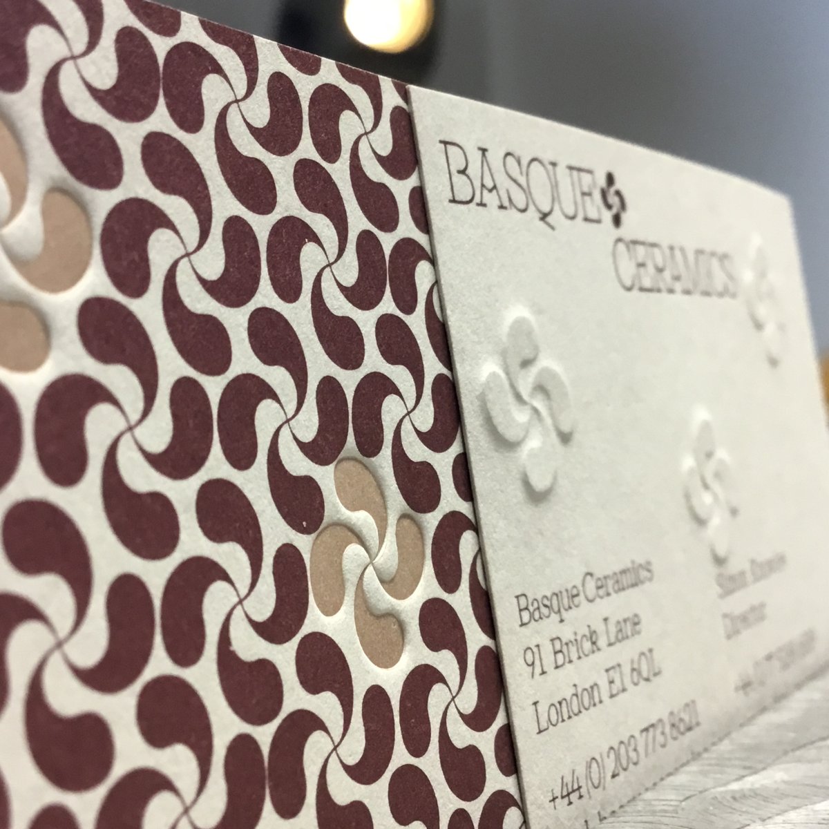 Dayfold's tweet image. #dayfoldbusinesscards
Basque Ceramics wanted their logo both sides so we used a 270gsm stock and max pressure when debossing
Print: 4 colour digital
Paper: Colorplan Mist
Finish: Blind deboss
#creativepaper #deboss #colorplan #digitalprint #dayfold #propergood
@GFSmithpapers