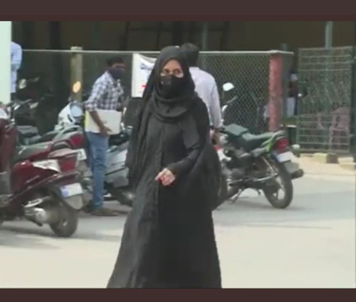 HetPathak14's tweet photo. Imagine if there was  #Hindu girl in place of this #AllahHuAkbar chanting #Muslim girl , and the crowd was also muslim instead of hindu boys ...just think about it !! She is safe because the crowd was #hindu  and having #Hindutva mindset !!
#HijabRow
#karnatakahighcourt #HijabBan https://t.co/1Cpre4jhUp