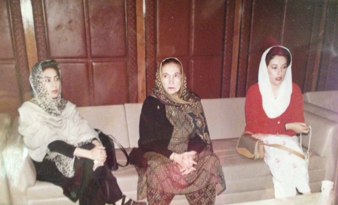 ShezrehMirza's tweet photo. Presence of strong women make mediocre men tremble. https://t.co/VJBl1jvaUX