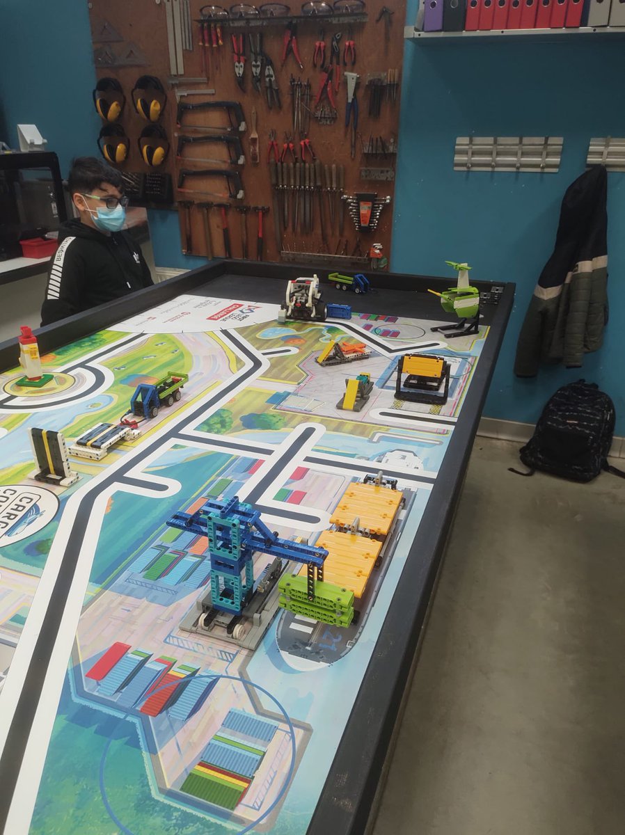 KTAMoBi's tweet photo. 🤞🏼🤞🏼 onze leerlingen van de 1ste graad STEM 🤞🏼🤞🏼
Zij nemen deel aan de 🥇 Lego League Challenge, een wedstrijd rond automatisatie &amp; robotica 
🤖🤖GO!GO!🤖🤖
#tectura #tecturagentcentrum #scholengroepgent #fieroponsgo #stemeducation #lego #robotica #gent #fluxlab https://t.co/BFiwzZgPQW