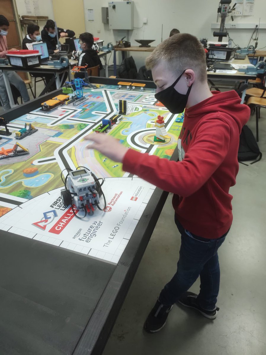 KTAMoBi's tweet photo. 🤞🏼🤞🏼 onze leerlingen van de 1ste graad STEM 🤞🏼🤞🏼
Zij nemen deel aan de 🥇 Lego League Challenge, een wedstrijd rond automatisatie &amp; robotica 
🤖🤖GO!GO!🤖🤖
#tectura #tecturagentcentrum #scholengroepgent #fieroponsgo #stemeducation #lego #robotica #gent #fluxlab https://t.co/BFiwzZgPQW