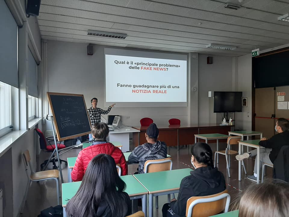 raisostenibile's tweet photo. 📅 #8febbraio
💻 #SaferInternetDay2022
Giornata internazionale di sensibilizzazione per i rischi legati all’uso della #rete.
📈#SocialWarning pubblica la ricerca annuale sull'utilizzo di #internet e dei #social da parte di bambini e adolescenti.
#SID2022  #EducazioneDigitale https://t.co/bQWFcGXqGT