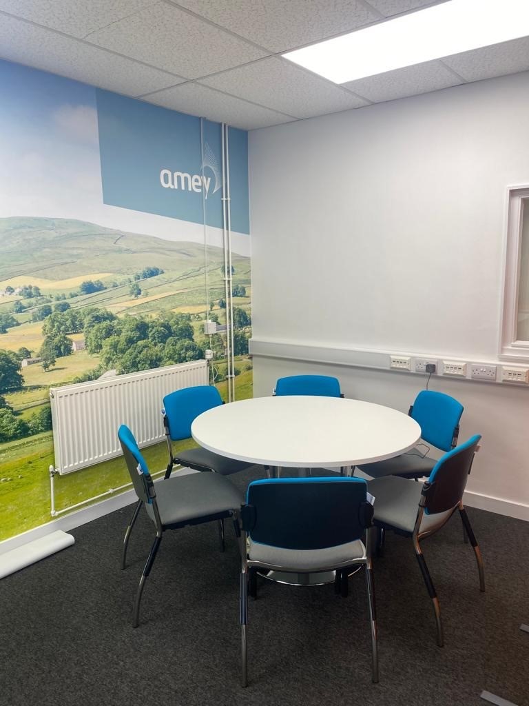 OSILTD's tweet photo. V I B R A N T 🟠🔵
Colourful installation for the guys over at Amey's head office 😍
Series 100 looking fab as well as the Alina chair 4 leg standing in Azure!
#staffroom #series100 #school #lobbyarea #highschool #primaryschool #headteacher #officemanager https://t.co/Gc1BZDsHdy