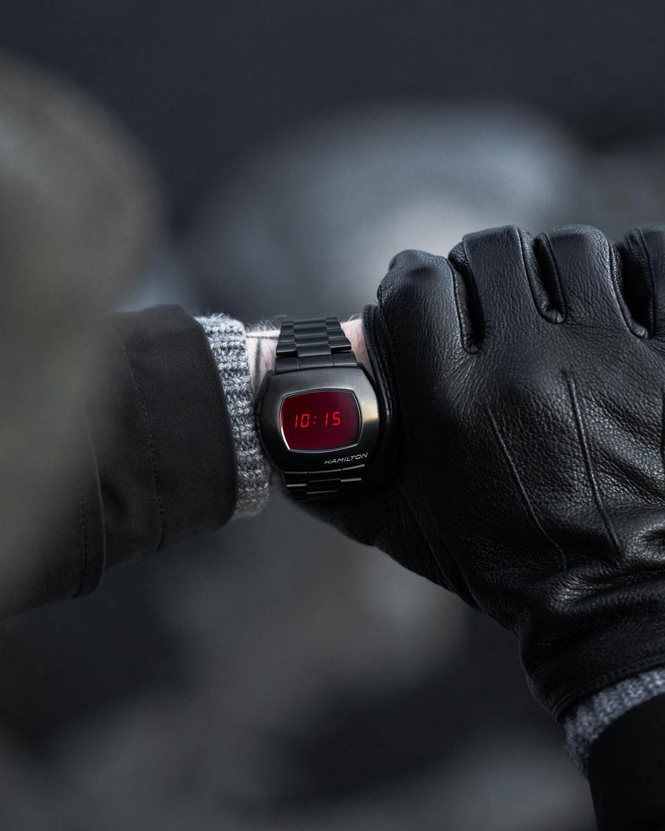 hamiltonwatch's tweet photo. Retro-tech style at its finest. Our newest all-black PSR pays tribute to the game-changing Hamilton Pulsar of the 1970’s – the world’s first digital watch: https://t.co/J342f3YJSD #hamiltonwatch #hamiltonPSR (Ref. H52404130) https://t.co/TGbvYf55SA