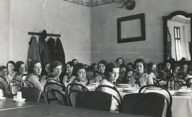 ONEYOUMANITY's tweet photo. Haining wrote in a letter around 1938: "What a ghastly feeling it must be to know that no one wants you and to feel that your neighbours literally grudge you your daily bread." 
Photo by Wikimedia

#Youmanity #Holocaust #remember #VictimsoftheHolocaust https://t.co/nhQRznXwkX