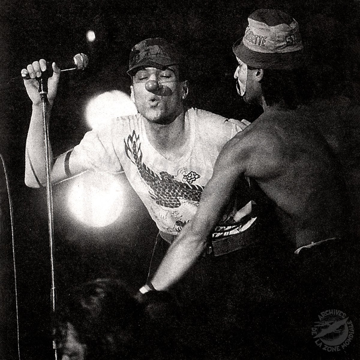 Fanxoa et Micky de Bérurier Noir en octobre 1989 au Spectrum de Montréal, Québec.

(photo par Robert Mailloux)

Vinyles, Cd et Tshirt Béru en masse sur archives.zonemondiale.fr