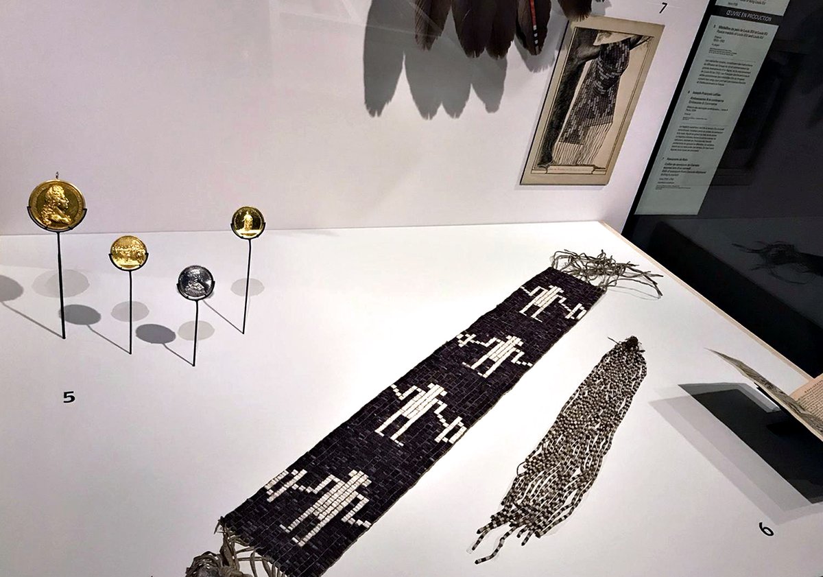 Quebec_FR's tweet photo. Le @quaibranly accueille l'#ExpoWampum.
Entre artefacts et œuvres contemporaines, elle présente le #wampum, une perle de coquillage utilisée dans la confection de vêtements et d'accessoires des nations autochtones d'Amérique du Nord.

📆 Jusqu'au 15 mai
➡️ https://t.co/n5vd3BXzjJ https://t.co/S1QQGcs8CW