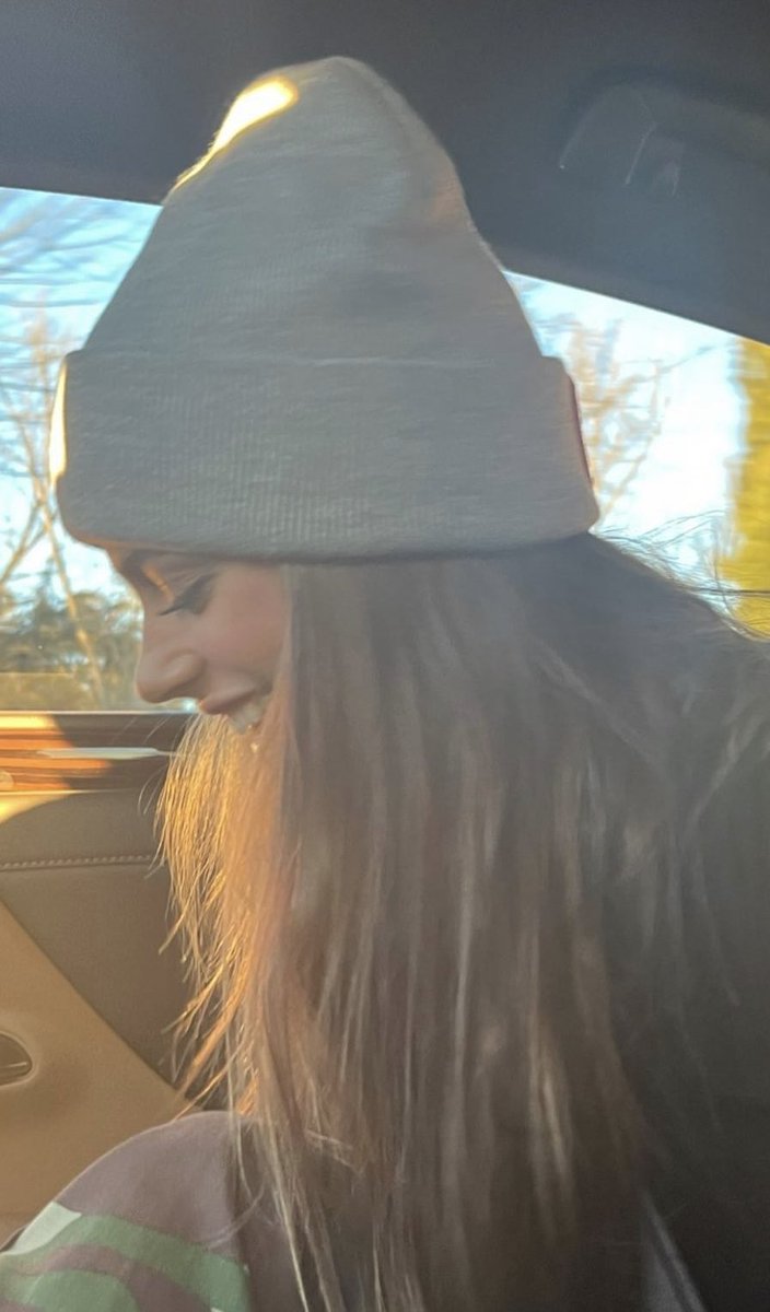 LauraSalz16's tweet photo. #PedazoDeSol π
Bueno aunque lo imaginabamos, acabamos d confirmar q alguien escucha la cancion con ojos brillantes antes d dormir, al despertarse y cdo se estΓ‘ maquillando.
Y me viene a la mente #Fantasia hablando d maquillarse
Y si, yo no parararΓa de oirla ni dormida jaj https://t.co/7Vk73ozUBk