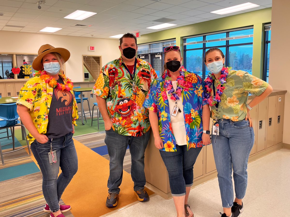 MsLaurenHaynie's tweet photo. The @AlstonRidgeMS 6-4 team is so bright you’ve gotta wear shades! 😎🏖 #BeachPartyDay #weARwarriors https://t.co/1ZeRD3PXG5