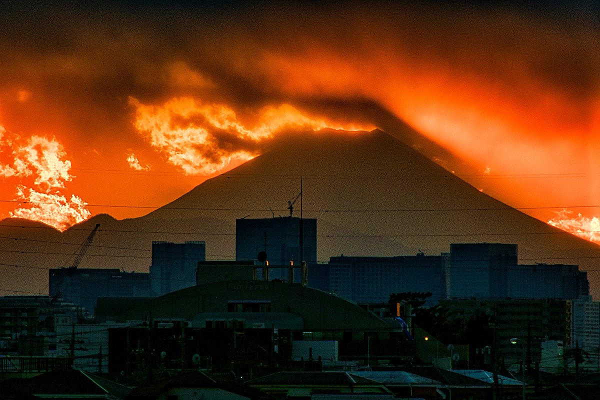 ダイヤモンド富士の直後、富士山が幽体離脱⁉ 沈んだ夕日が富士山の影を空に映し出す「影富士」「二重富士」と呼ばれる現象です 大洲の江戸川堤で2/6撮影