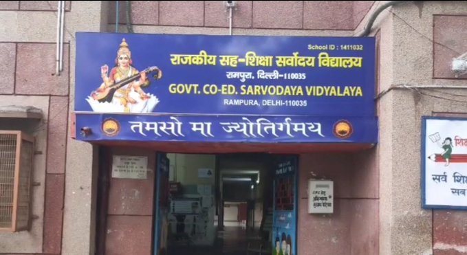 tamashbeen_'s tweet photo. Students can't wear religious symbols, schools can. https://t.co/PZsI4U3rLD