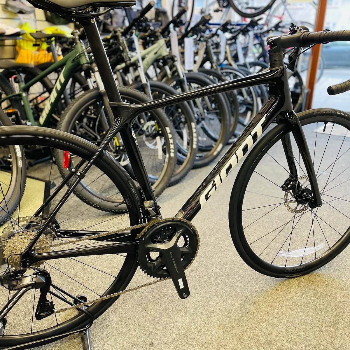 Questbikes's tweet photo. Just arrived! Giant TCR Advanced 0 Disc…with the all new Shimano Ultegra Di2 12 speed! Wow! @GiantUK https://t.co/4GWJziwhEx