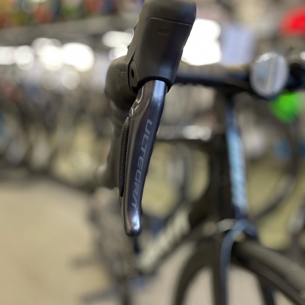 Questbikes's tweet photo. Just arrived! Giant TCR Advanced 0 Disc…with the all new Shimano Ultegra Di2 12 speed! Wow! @GiantUK https://t.co/4GWJziwhEx